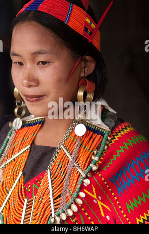 Konyak Naga woman in traditional head-dress and costume. | Tribale, Cultura
