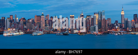 USA, New York City, Manhattan, panoramic view of Midtown Manhattan across the Hudson River