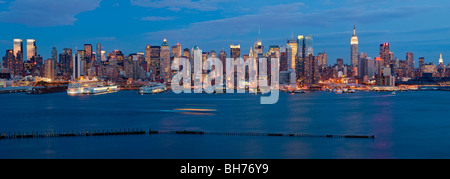 USA, New York City, Manhattan, panoramic view of Midtown Manhattan across the Hudson River