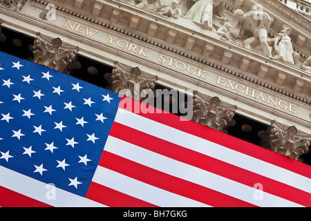 USA, New York City, Manhattan, Downtown Financial District - Wall Street and US flag hanging outside the New York Stock Exchange Stock Photo