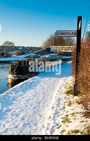 Winter snow on Llangollen Canal at Ellesmere, North Shropshire, England, UK Stock Photo