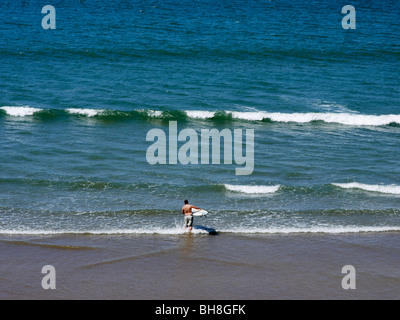 beginner surfer at woolacombe beach devon Stock Photo
