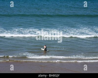 beginner surfer at woolacombe beach devon Stock Photo