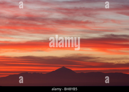 Dramatic sunset over mount Teide (3717m) on Tenerife as seen from neighbouring island, Gran Canaria Stock Photo