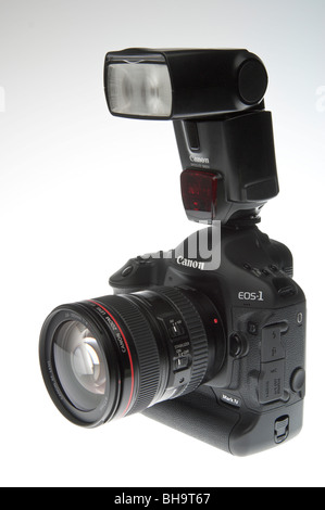 Canon EOS 1D MkIV professional digital SLR camera 2010 with zoom lens and Speedlite flashgun Stock Photo