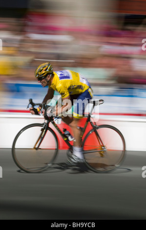 Lance Armstrong wearing the leader's yellow jersey in the final stage of the Tour de France, Paris, France Stock Photo