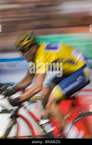Lance Armstrong wearing the leader's yellow jersey in the final stage of the Tour de France,  2004, Paris, France Stock Photo
