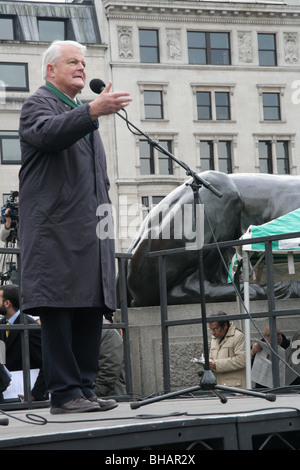 Bruce Kent speaks in a Muslim protest in Trafalgar Square. March against Prophet Muhammad caricatures on Danish newspapers Stock Photo