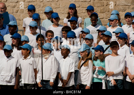 Paris, France, Public Events, Spring Music Festival, 'Fete de la Musique', Crowd, Children's Choir, Concert Outdoors in Park, integrated, large group of middle school kids Stock Photo