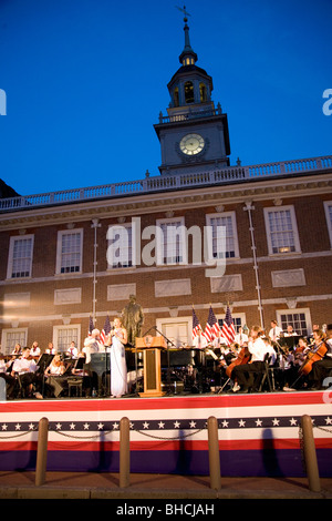 Peter Nero and the Philly Pops performing in front of historic Independence Hall, Philadelphia, Pennsylvania on July 3, 2008 Stock Photo