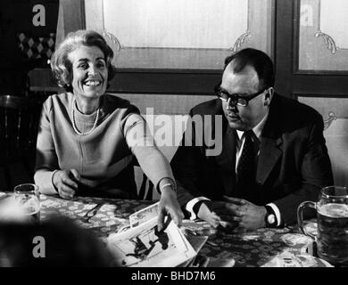 Hamm-Bruecher, Hildegard, * 11.5.1921, German politician (FDP), secretary of state at the German Federal Ministry of Education ond Science, 1969 - 1972, half length, with the German Federal Minister of Agriculture Josef Ertl, press conference, November 1970, Stock Photo