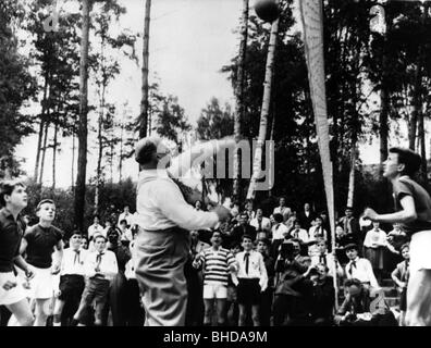 Ulbricht, Walter, 30.6.1893 - 1.8.1973, German politician (SED), Chairman of State Council of the German Democratic Republic 12.9.1960 - 1.8.1973, playing Volleyball with juveniles of Free German Youth, June 1968, , Stock Photo