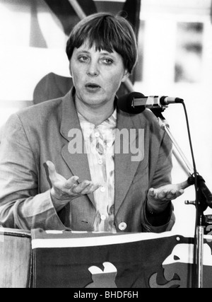 Merkel, Angela Dorothea, Dr., * 17.7.1954, German politician (CDU), half length, as Federal Minister for Women and Youth, giving speech, 13.9.1994, Stock Photo