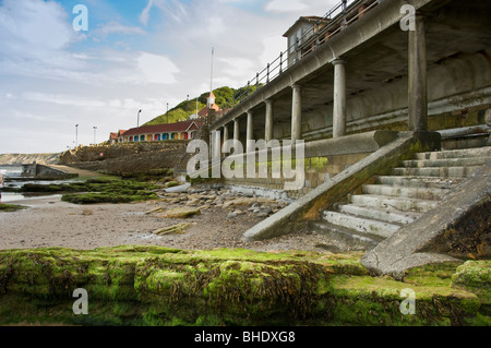 Beach and brightly painted beach huts at South Bay, Scarborough Stock Photo