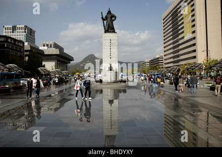 fountain in front of the Admiral Yi Sun Shin Statue at Gwanghwamun plaza in downtown Seoul, South Korea, Asia Stock Photo