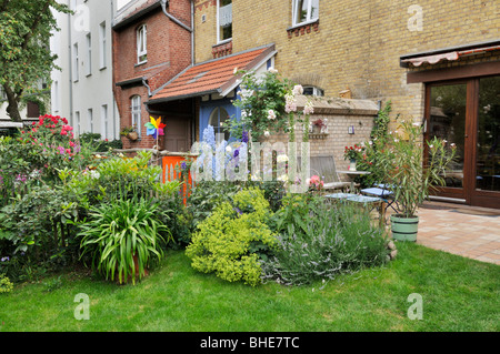 Perennial border and terrace in a backyard garden. Design: Jutta Wahren Stock Photo