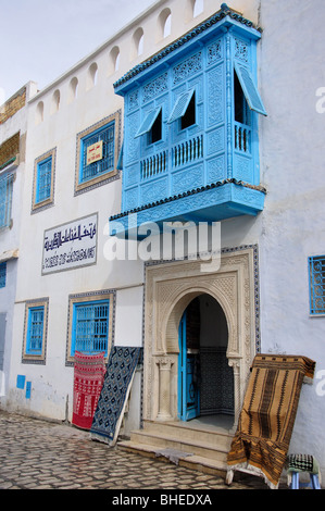 Traditional Moucharabieh over carpet shop, Le Souk de Kairouan, Kairouan, Kairouan Governorate, Tunisia Stock Photo