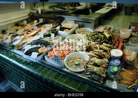 A traditional fishmongers slab with fish and seafood, including crabs and prawns at Claydon,the fishmonger, Hertford,  England. Stock Photo