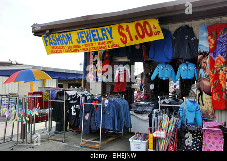 Usado o cosas baratas y ropa en venta en Traders Village - el mayor mercado  de pulgas en Texas, Grand Prairie, TX, EE.UU Fotografía de stock - Alamy