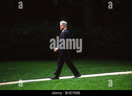 US President Bill Clinton walks on the south lawn of the White House October 12, 1998 in Washington, DC. Stock Photo