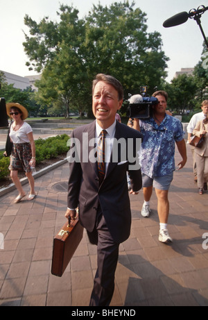 David Kendall, Attorney for President Bill Clinton walks to the Federal Courthouse July 28, 1998 in Washington, DC Stock Photo