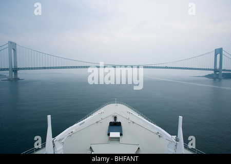 Bow of the cruise liner Queen Mary 2 leaving New York City, Verrazano Narrows Bridge, USA Stock Photo