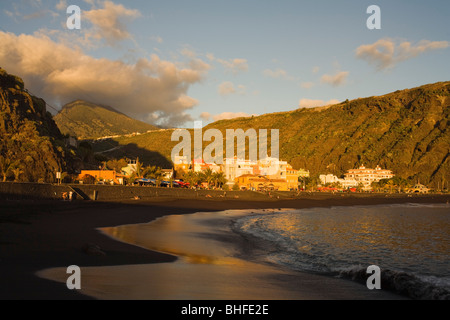 Pico Bejenado (1857m), peak of the extinct volcano crater Caldera de Taburiente and beach, Puerto de Tazacorte,  UNESCO Biospher Stock Photo