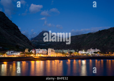 Pico Bejenado (1857m), peak of the extinct volcano crater Caldera de Taburiente and coast at dusk, Puerto de Tazacorte, UNESCO B Stock Photo