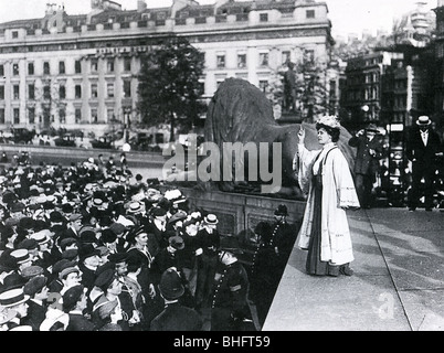 MRS EMILY PANKHURST (Emmeline)  English suffragette (1857-1928) makes a speach in Trafalgar Square to a mainly male audience Stock Photo