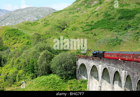 Steam train on glenfinnan viaduct Stock Photo