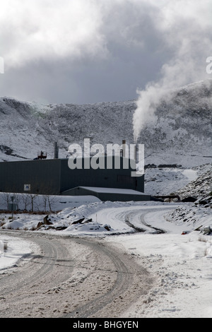 Working slate factory under the snow in Gloddfa Ganol slate quarry just off the A470 on the Crimea pass in Blaenau Ffestiniog. Stock Photo