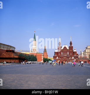 Red Square showing The Kremlin, State Historical Museum and The Nikolskaya (St Nicholas's) Tower, Moscow, Central Federal District, Russia Stock Photo