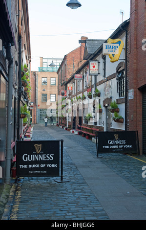 Commercial Court, Belfast - tiny cobbled alleyway in Cathedral Quarter.  Now a trendy night spot. Stock Photo