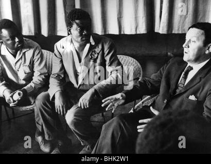 O'Brien, Conor Cruise, 3.11.1917 - 18.12.2008, Irish politician, Special Representative of the United Nations in the Congo 1960 - 1961, talking to tribal elders, Elisabethville, Katanga, 1961, , Stock Photo