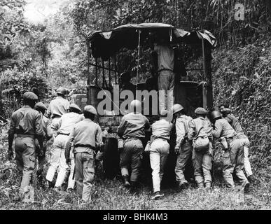 geography / travel, Congo, Simba uprising 1964 - 1965, mercenaries towing a stucked truck, November 1964, Congo crisis, Civil War, Africa, military, advance, 20th century, historic, historical, lorry, jungle, 1960s, people, Stock Photo