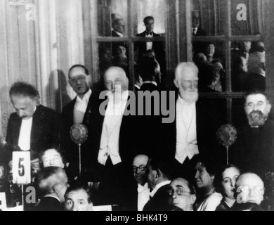 Albert Einstein (1879-1955), George Bernard Shaw (1856-1950), and H.G. Wells (1866-1946), 1930. Artist: Unknown Stock Photo