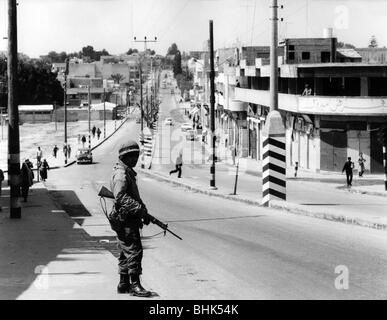 geography / travel, Palestine, Gaza, street scenes, an Israeli soldier on patrol in the streets, 1970, Stock Photo