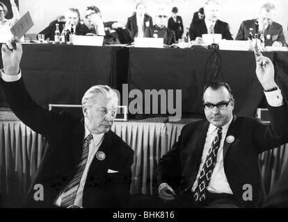 Kohl, Helmut, * 3.4.1930, German politician (CDU), Prime Minister of Rhineland-Palatinate 19.5.1969 - 2.12.1976, with CDU chairman Kurt-Georg Kiesinger, CDU party congress, Duesseldorf, 26.1.1971, , Stock Photo