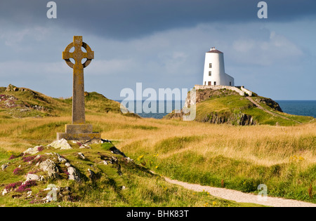 Stone Cross and Lighthouse on Llanddwyn Island National Nature Reserve, Near Newborough, Anglesey, North Wales, UK Stock Photo