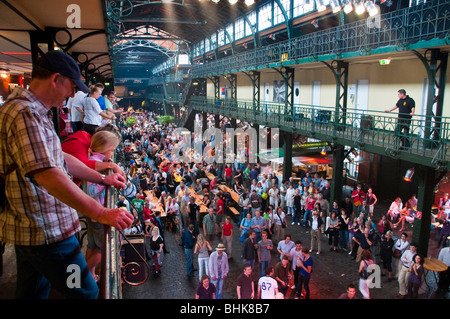 party in the fish auction hall, Fischmarkt (Sunday fish market), Hamburg, Germany Stock Photo