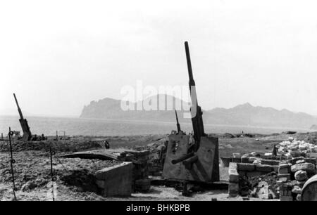 events, Second World War / WWII, Russia 1944 / 1945, Crimea, German anti-aircraft gun emplacement near Sevastopol, spring 1944, 8.8 cm Flak 36/37 with protective shield, 88 mm, AA, Wehrmacht, Third Reich, military, 20th century, historic, historical, Eastern Front, USSR, Soviet Union, coast, Luftwaffe, antiaircraft, Ivan Baba, gun, guns, people, 1940s, Stock Photo