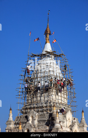 Myanmar, Burma, Bagan, Minnanthu, painting a pagoda Stock Photo