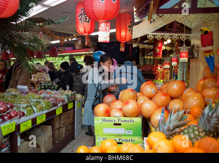 Paris, France, people, Women Food Shopping in Chinese Supermarket, 'The Big Store' Grocery Store, in Chinatown, women supermarket shopping, greengrocer inside Stock Photo