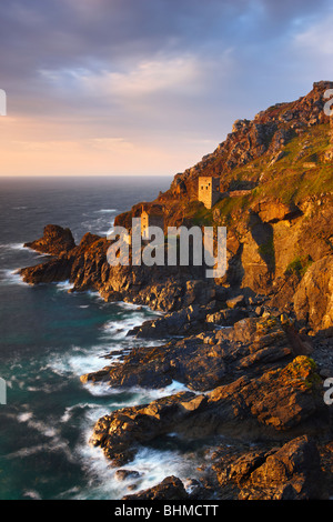 The Crowns engine houses, Botallack. Precariously situated just above the Atlantic ocean upon the rugged cliffs. Stock Photo