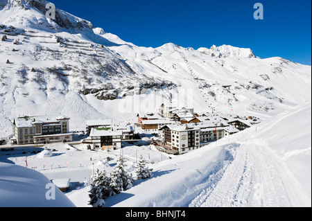 View over the resort of Zurs, Arlberg ski region, Vorarlberg, Austria Stock Photo