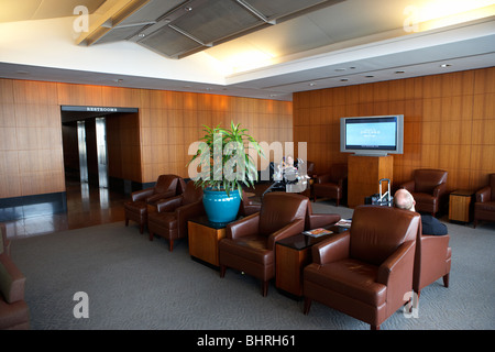 passengers waiting in the united airlines red carpet club lounge chicago o'hare international airport usa Stock Photo