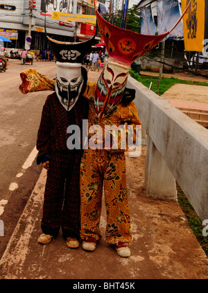 Una maschera horror durante il Phi Ta Khon Ghost Festival a Dan