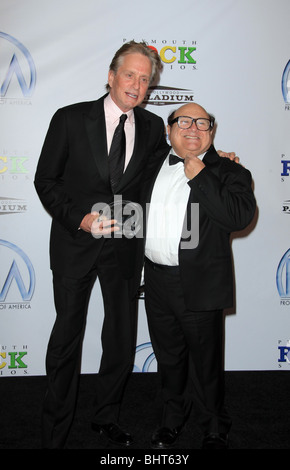 MICHAEL DOUGLAS DANNY DEVITO 20TH ANNUAL PRODUCERS GUILD AWARDS HOLLYWOOD LOS ANGELES CA USA 24 January 2009 Stock Photo