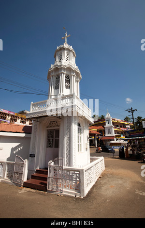 India, Kerala, Cheriapally, Kothamangalam, Mar Thoma Church capella, small symbolic spire containing religious image Stock Photo