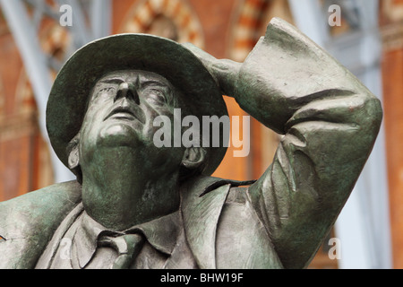 Statue of Sir John Betjeman poet laureate at London St Pancras railway station by sculptor Martin Jennings Stock Photo